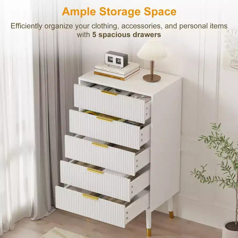 Comò moderno a 5 cassetti per camera da letto, cassettiera a 5 cassetti in legno scanalato larga 57 cm