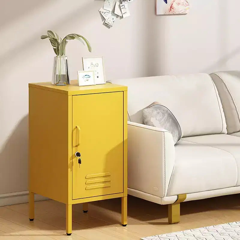 Tavolino Finale in Metallo con Chiusura a Chiave, Anta Singola, 2 Ripiani Regolabili, Mobile Contenitore Moderno Minimalista per Camera da Letto e Soggiorno, Rosa