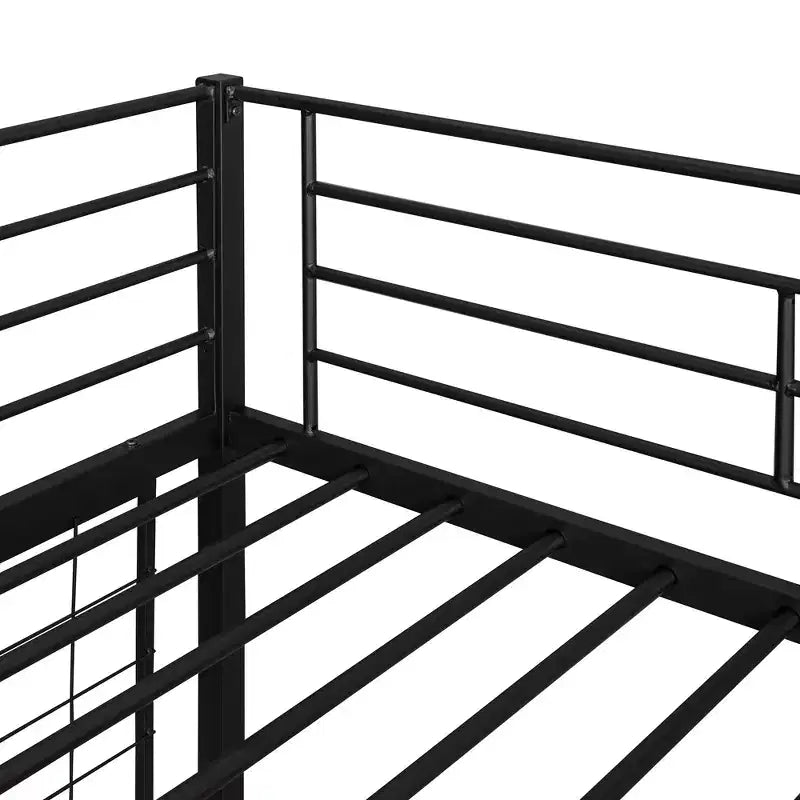Letto a soppalco singolo con scrivania lunga e griglia metallica, struttura alta in metallo con sponde di sicurezza e scale per ragazzi e adulti