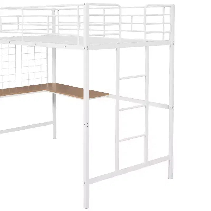 Letto a soppalco singolo con scrivania lunga e griglia metallica, struttura alta in metallo con sponde di sicurezza e scale per ragazzi e adulti