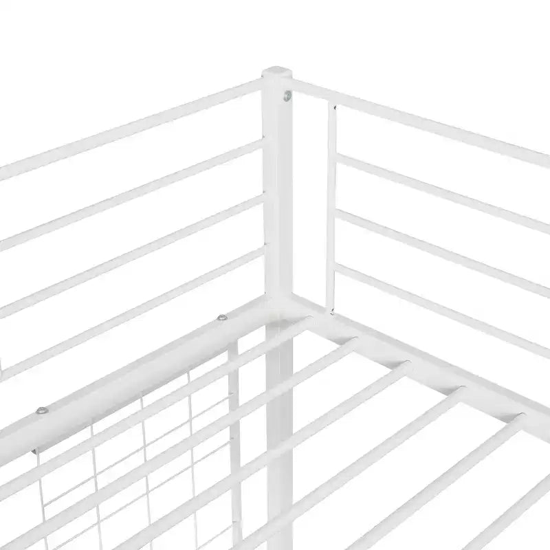 Letto a soppalco singolo con scrivania lunga e griglia metallica, struttura alta in metallo con sponde di sicurezza e scale per ragazzi e adulti