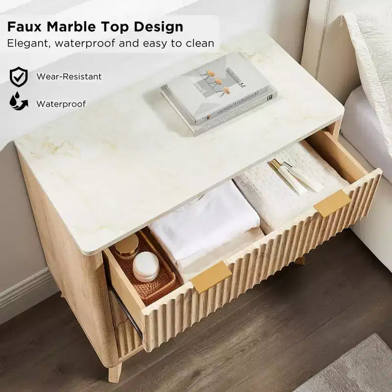 Comodino alto scanalato da 32 pollici, tavolino moderno con ripiano in finto marmo, comodino a 3 cassetti con contenitore, tavolino da notte per camera da letto, soggiorno