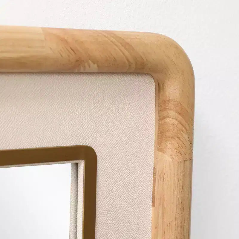 Specchio Decorativo da Parete Rettangolare con Angoli Arrotondati, Cornice in Legno di Caucciù (Hevea) da 35 mm con Dettagli in Ecopelle Marrone
